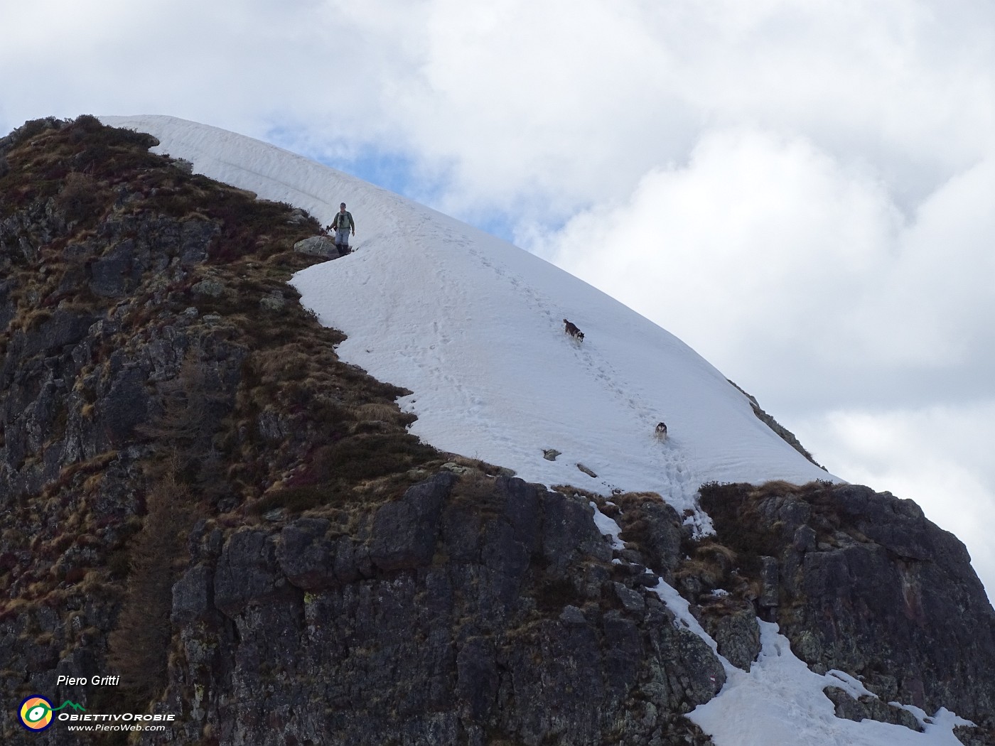 07 Renato e le husky Neve e Lotte scendono dalla ripida Cima nord dei Tre Pizzi (2169 m) .JPG